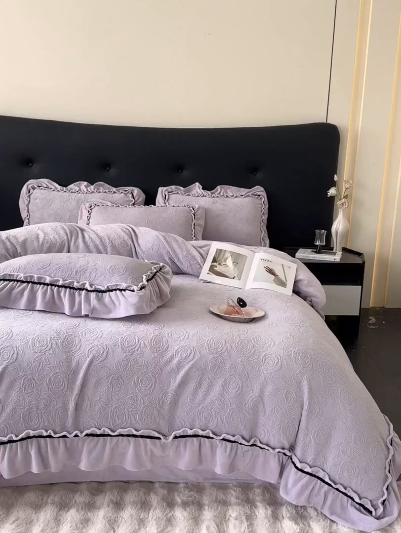 91家纺网 家纺一手货源 找家纺 绘萱家居 2025新款新品爆款高密消光织带花边款雕花牛奶绒四件套 伊莉莎-紫