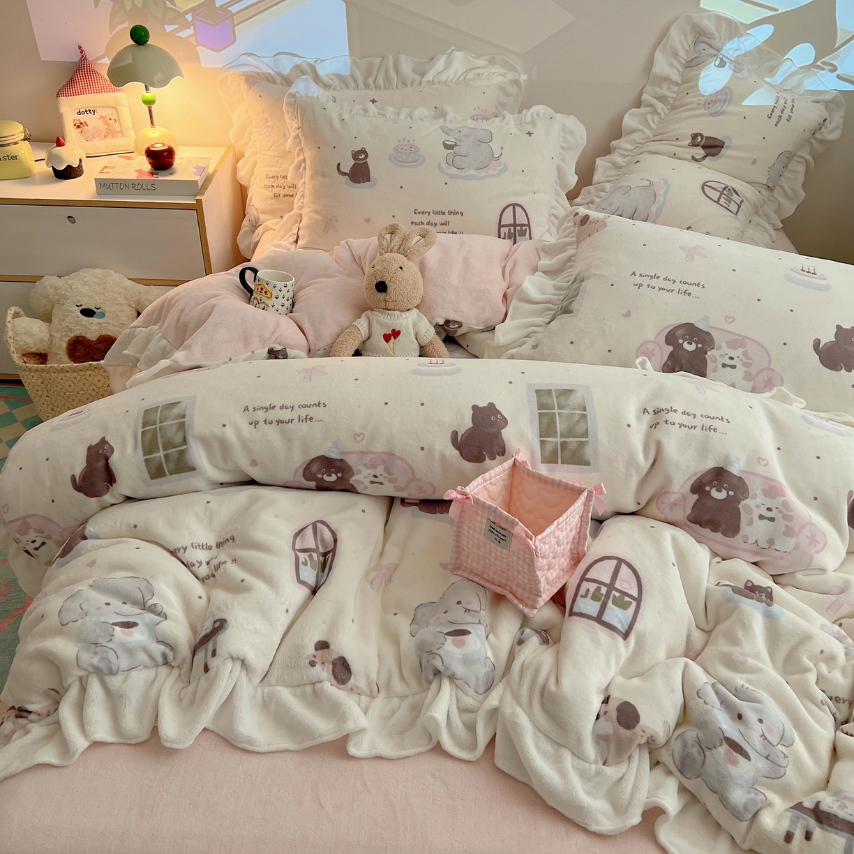 91家纺网 家纺一手货源 找家纺 六巷胡同 2025新款韩式博主风花边款INS卡通A类牛奶绒四件套（第一系） 花边萌象周末趴