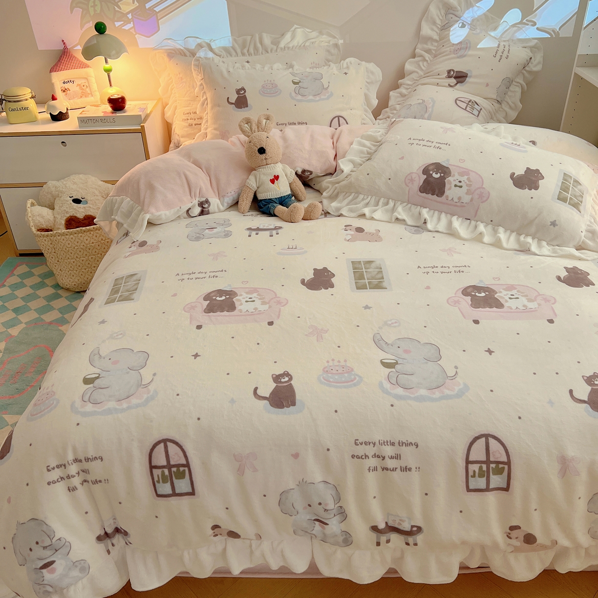 91家纺网 家纺一手货源 找家纺 六巷胡同 2025新款韩式博主风花边款INS卡通A类牛奶绒四件套（第一系） 花边萌象周末趴