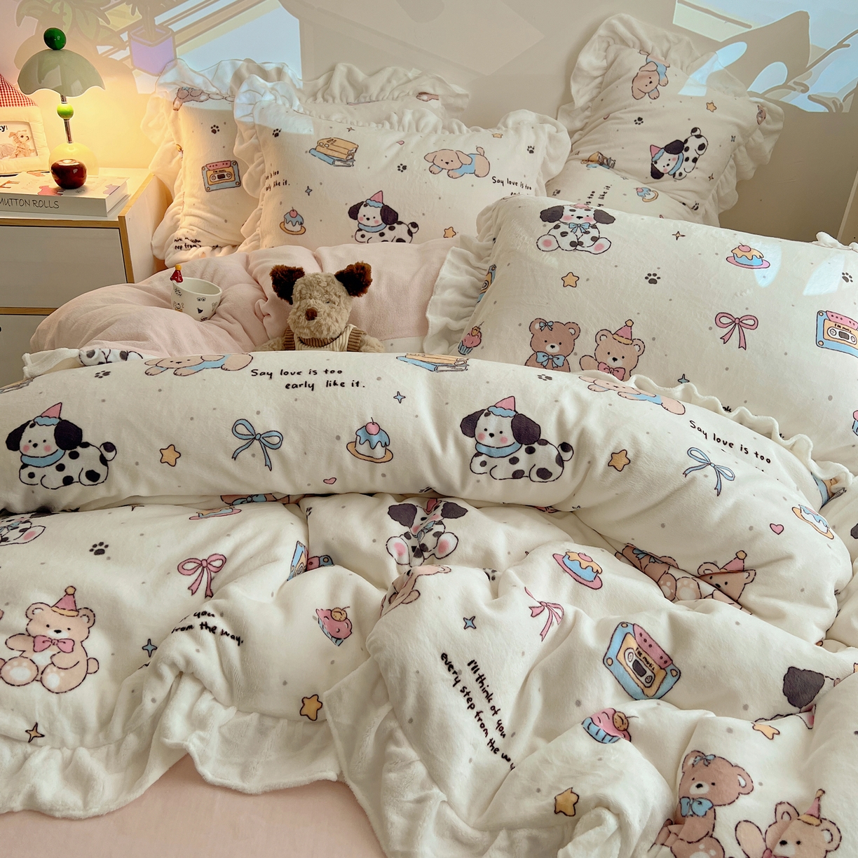 六巷胡同 2025新款韩式博主风花边款INS卡通A类牛奶绒四件套（第一系） 花边磁带熊仔米