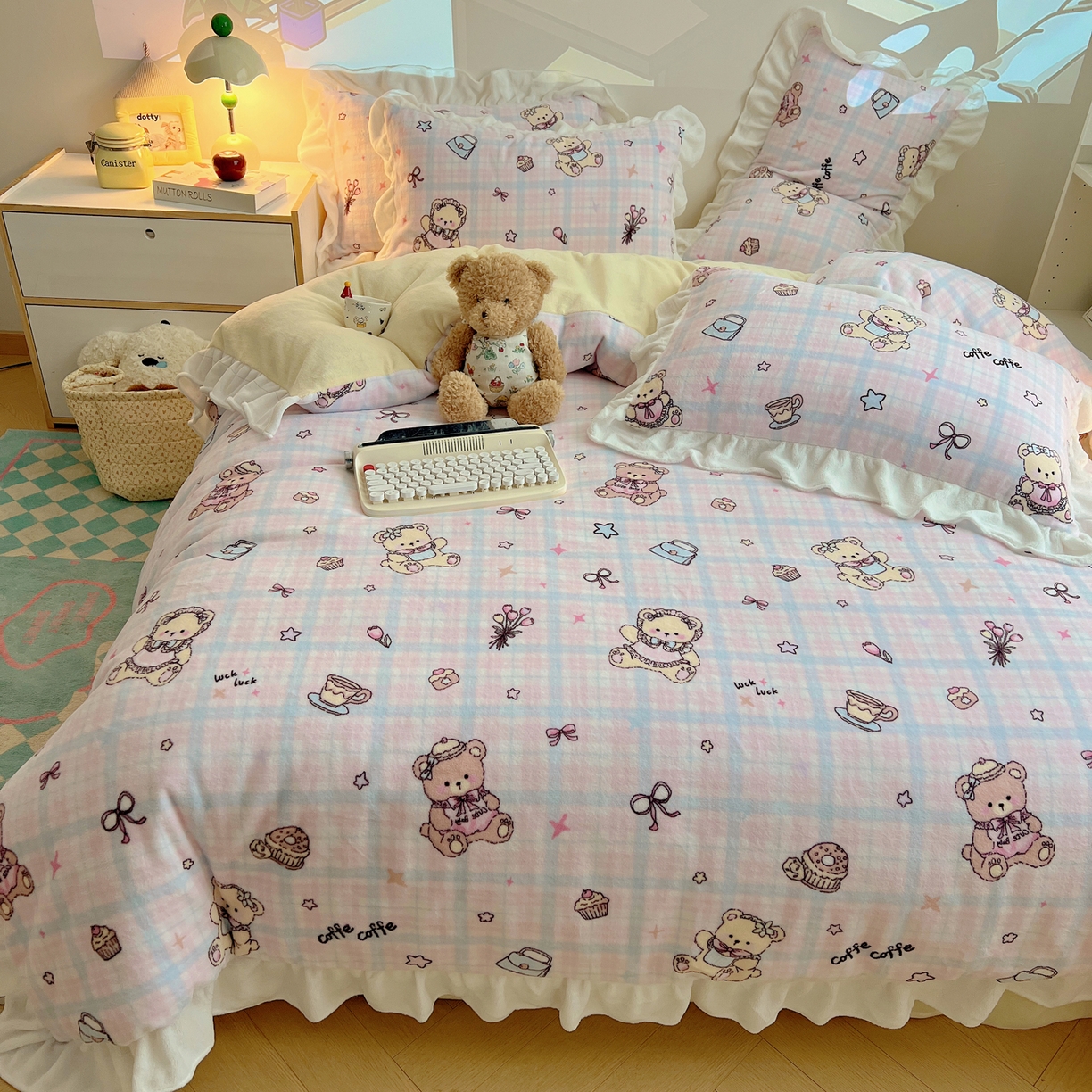 91家纺网 家纺一手货源 找家纺 六巷胡同 2025新款韩式博主风花边款INS卡通A类牛奶绒四件套（第一系） 花边熊友茶话会