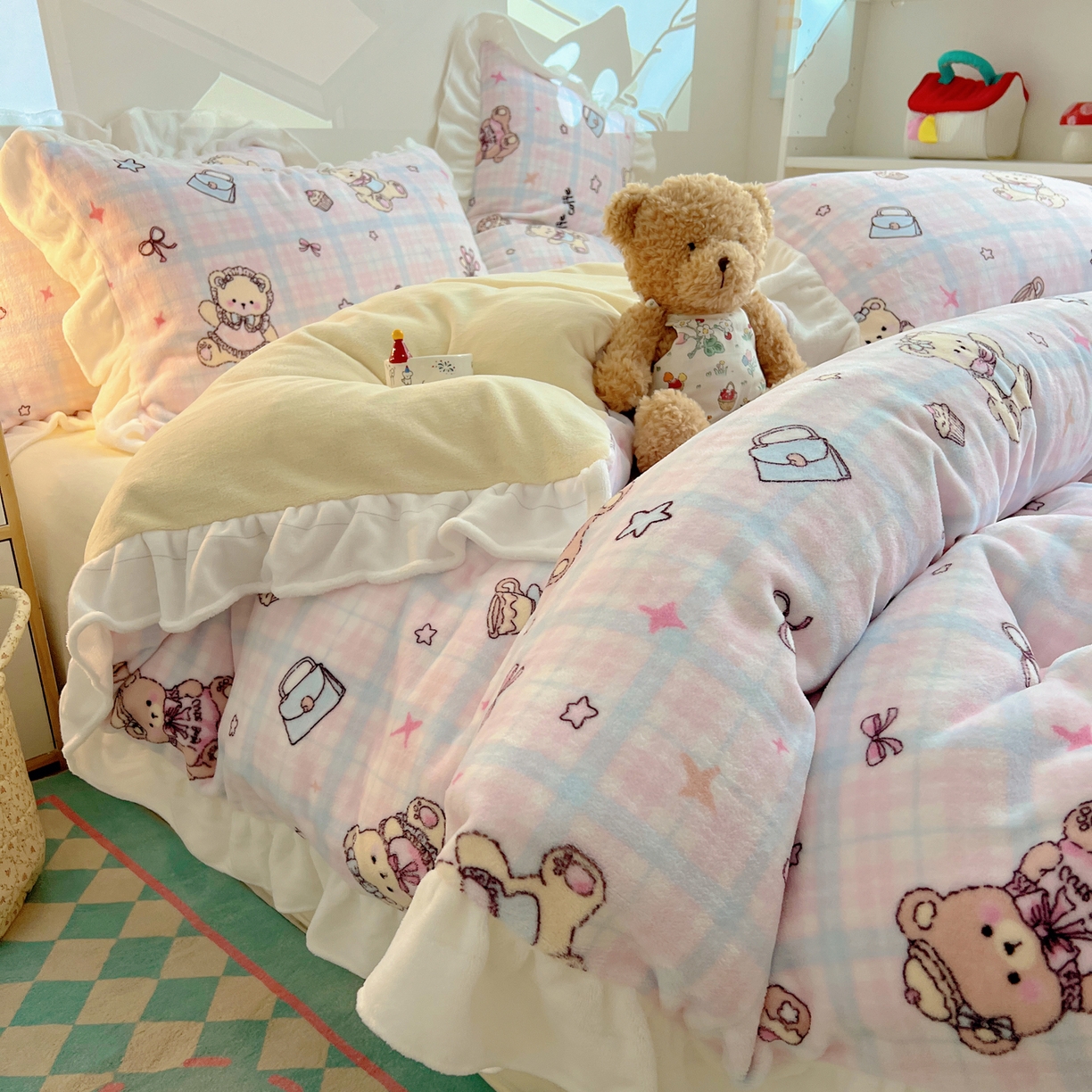 91家纺网 家纺一手货源 找家纺 六巷胡同 2025新款韩式博主风花边款INS卡通A类牛奶绒四件套（第一系） 花边熊友茶话会