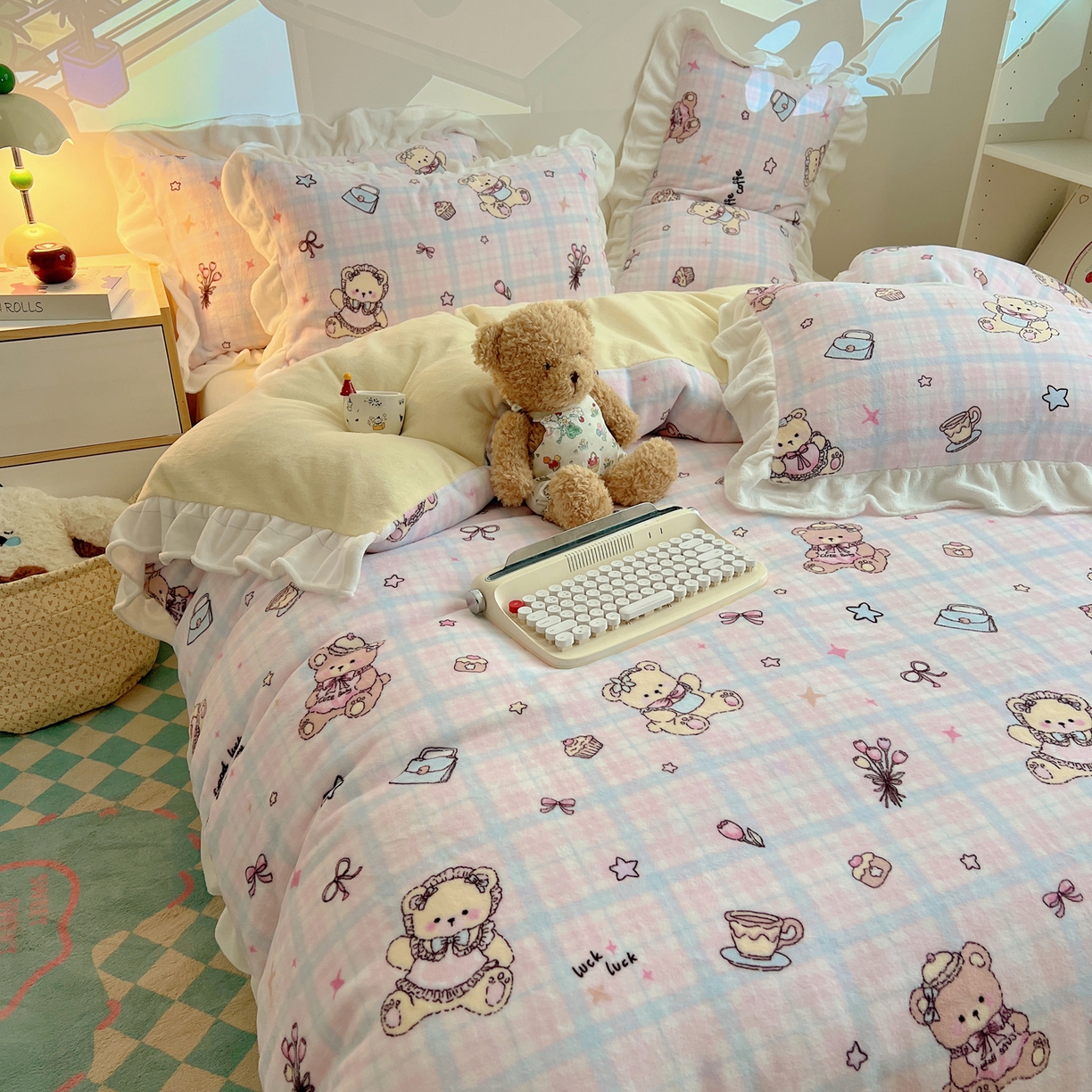 91家纺网 家纺一手货源 找家纺 六巷胡同 2025新款韩式博主风花边款INS卡通A类牛奶绒四件套（第一系） 花边熊友茶话会