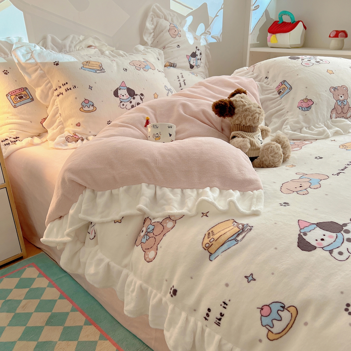 91家纺网 家纺一手货源 找家纺 六巷胡同 2025新款韩式博主风花边款INS卡通A类牛奶绒四件套（第一系） 花边磁带熊仔米