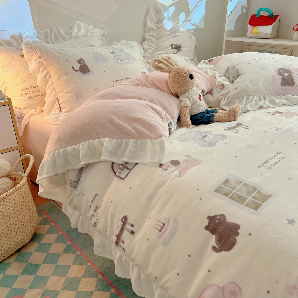 91家纺网 家纺一手货源 找家纺 六巷胡同 2025新款韩式博主风花边款INS卡通A类牛奶绒四件套（第一系） 花边萌象周末趴