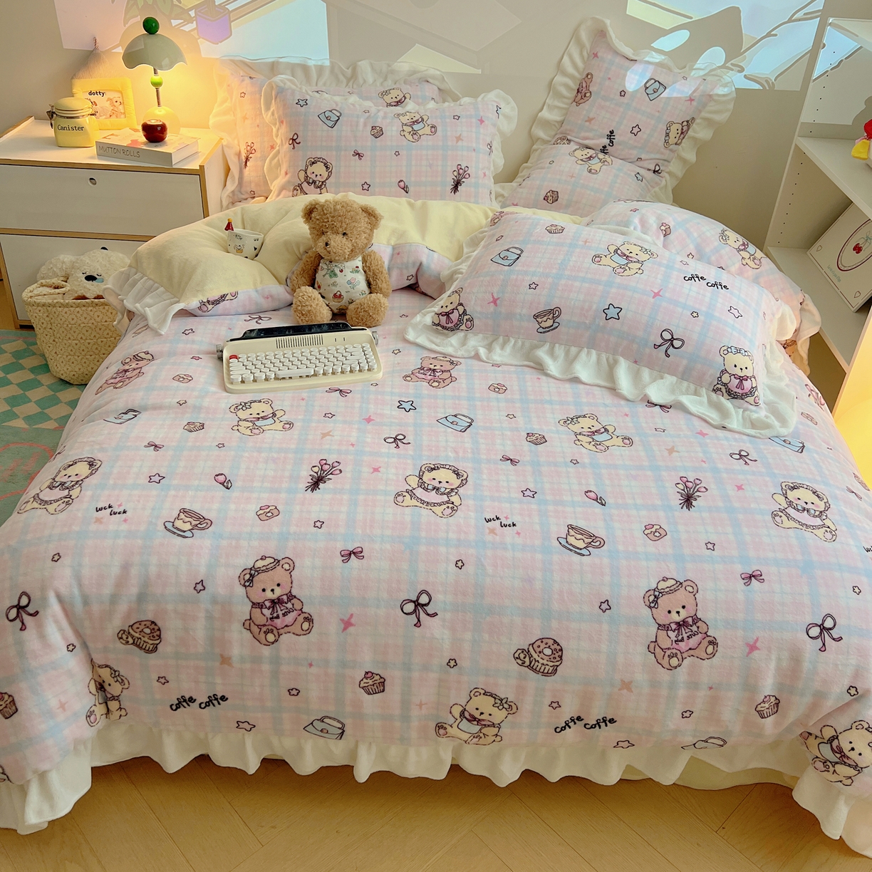 91家纺网 家纺一手货源 找家纺 六巷胡同 2025新款韩式博主风花边款INS卡通A类牛奶绒四件套（第一系） 花边熊友茶话会