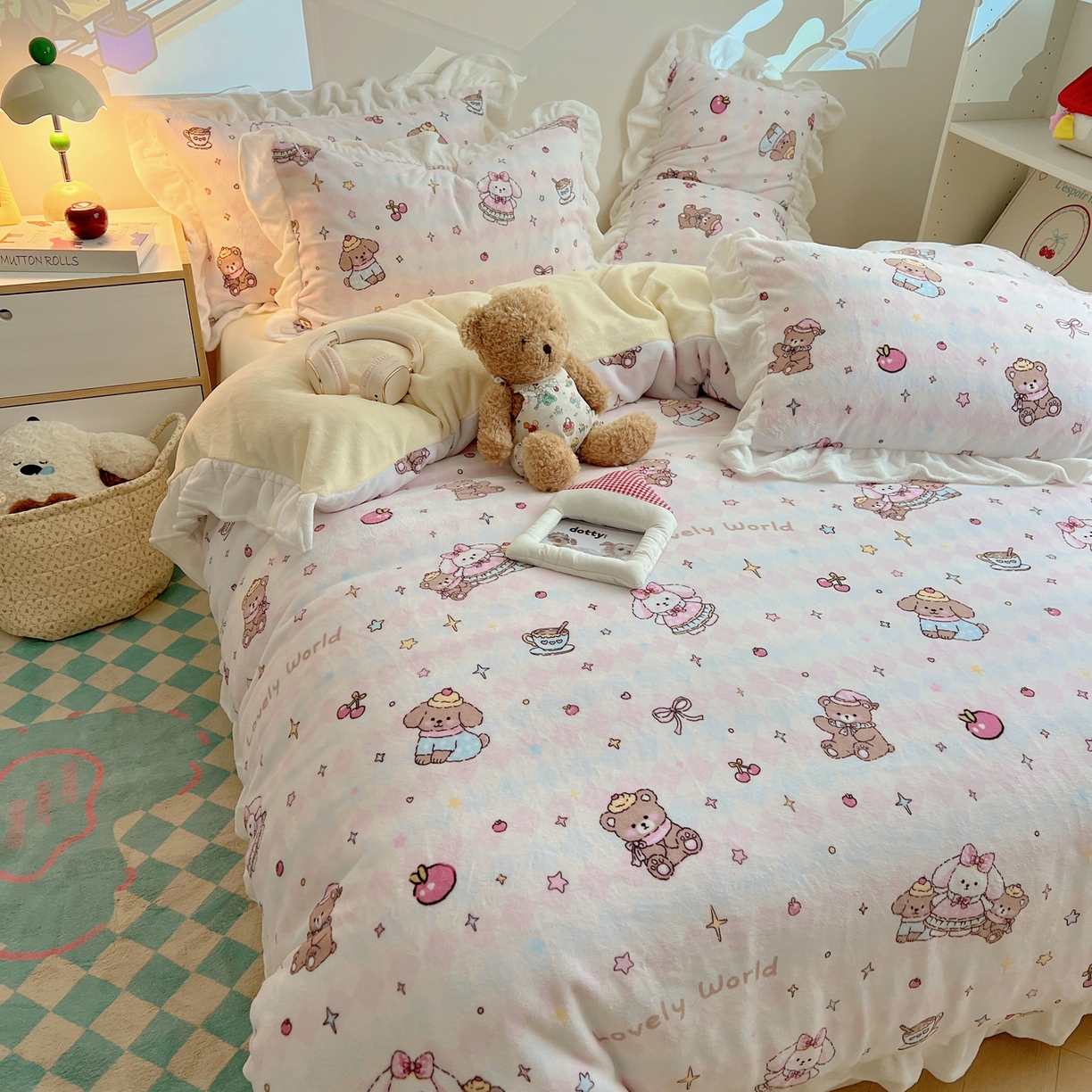 91家纺网 家纺一手货源 找家纺 六巷胡同 2025新款韩式博主风花边款INS卡通A类牛奶绒四件套（第一系） 花边星星宠物集