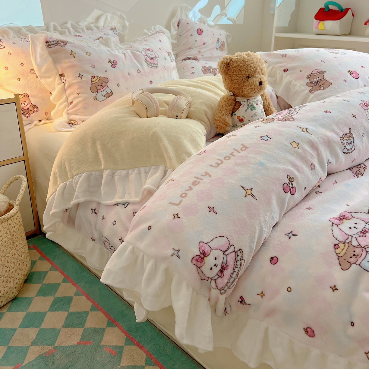 91家纺网 家纺一手货源 找家纺 六巷胡同 2025新款韩式博主风花边款INS卡通A类牛奶绒四件套（第一系） 花边星星宠物集