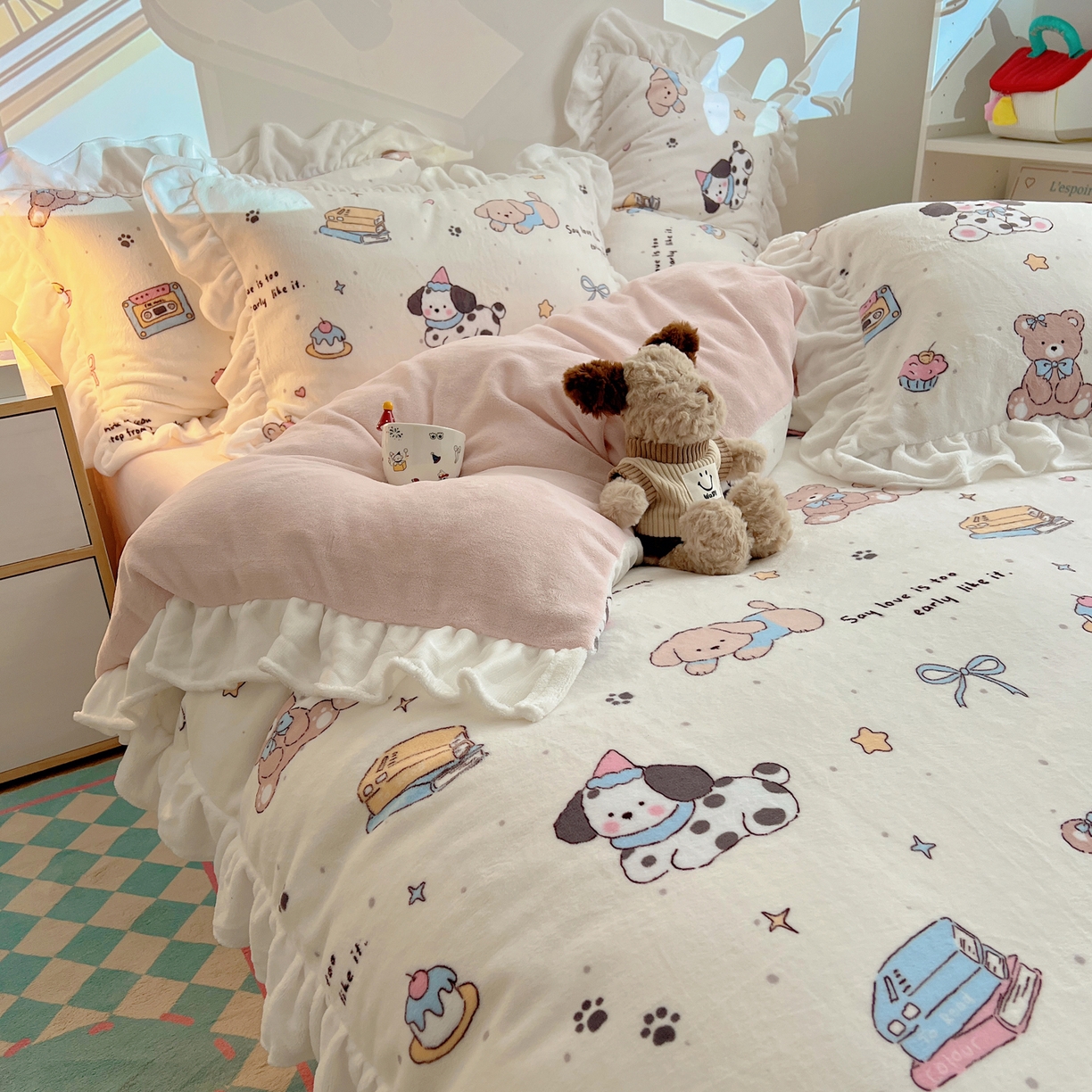 91家纺网 家纺一手货源 找家纺 六巷胡同 2025新款韩式博主风花边款INS卡通A类牛奶绒四件套（第一系） 花边磁带熊仔米