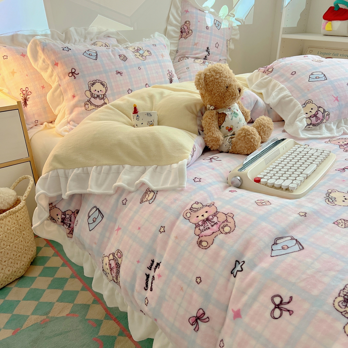 91家纺网 家纺一手货源 找家纺 六巷胡同 2025新款韩式博主风花边款INS卡通A类牛奶绒四件套（第一系） 花边熊友茶话会