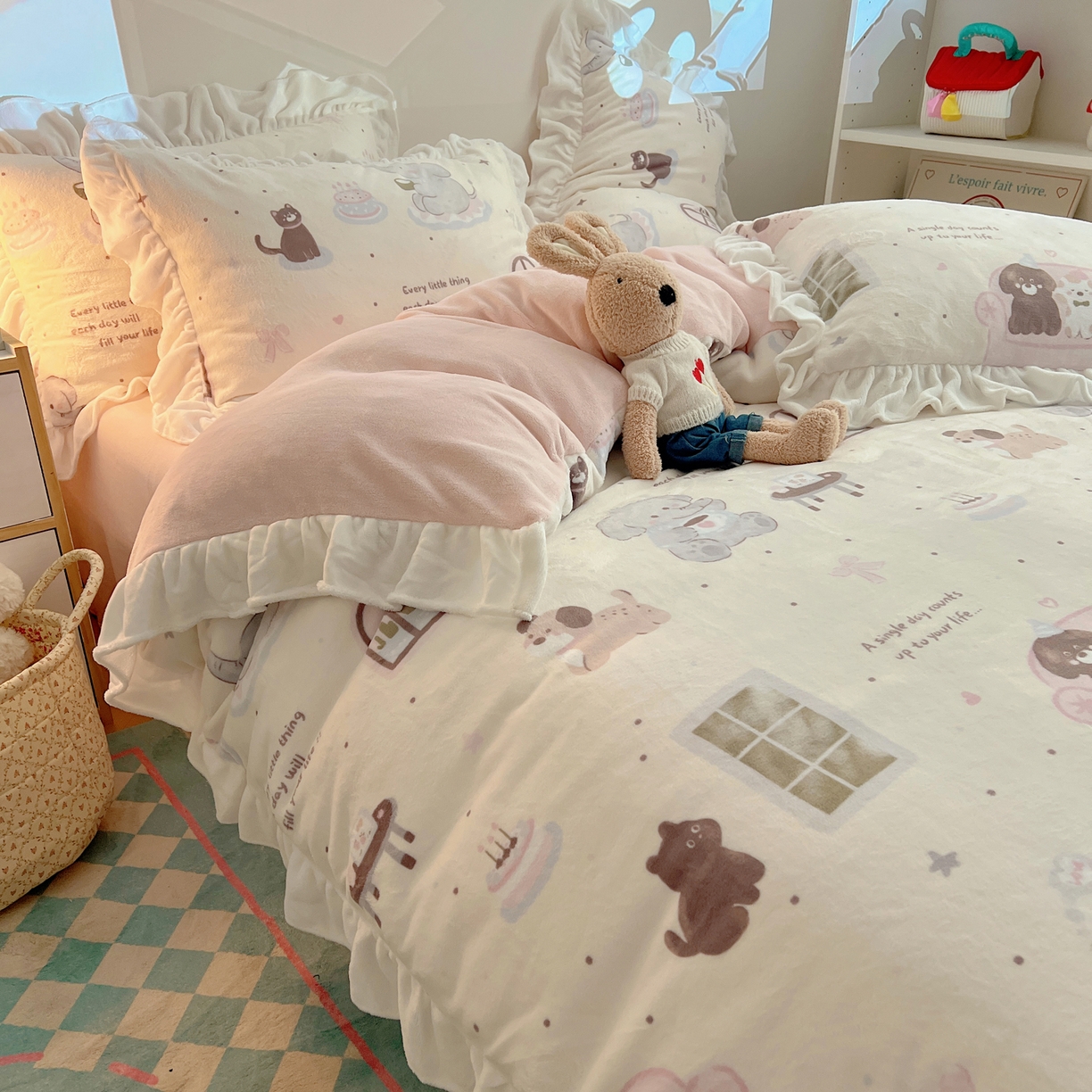 91家纺网 家纺一手货源 找家纺 六巷胡同 2025新款韩式博主风花边款INS卡通A类牛奶绒四件套（第一系） 花边萌象周末趴