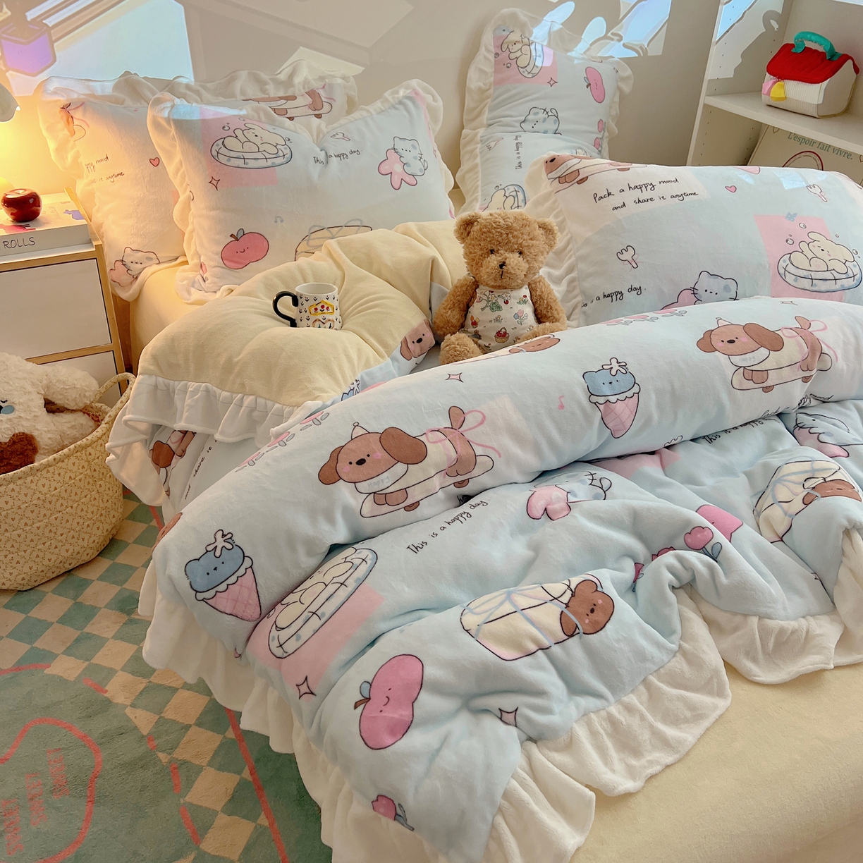 91家纺网 家纺一手货源 找家纺 六巷胡同 2025新款韩式博主风花边款INS卡通A类牛奶绒四件套（第一系） 花边芭宠假日蓝