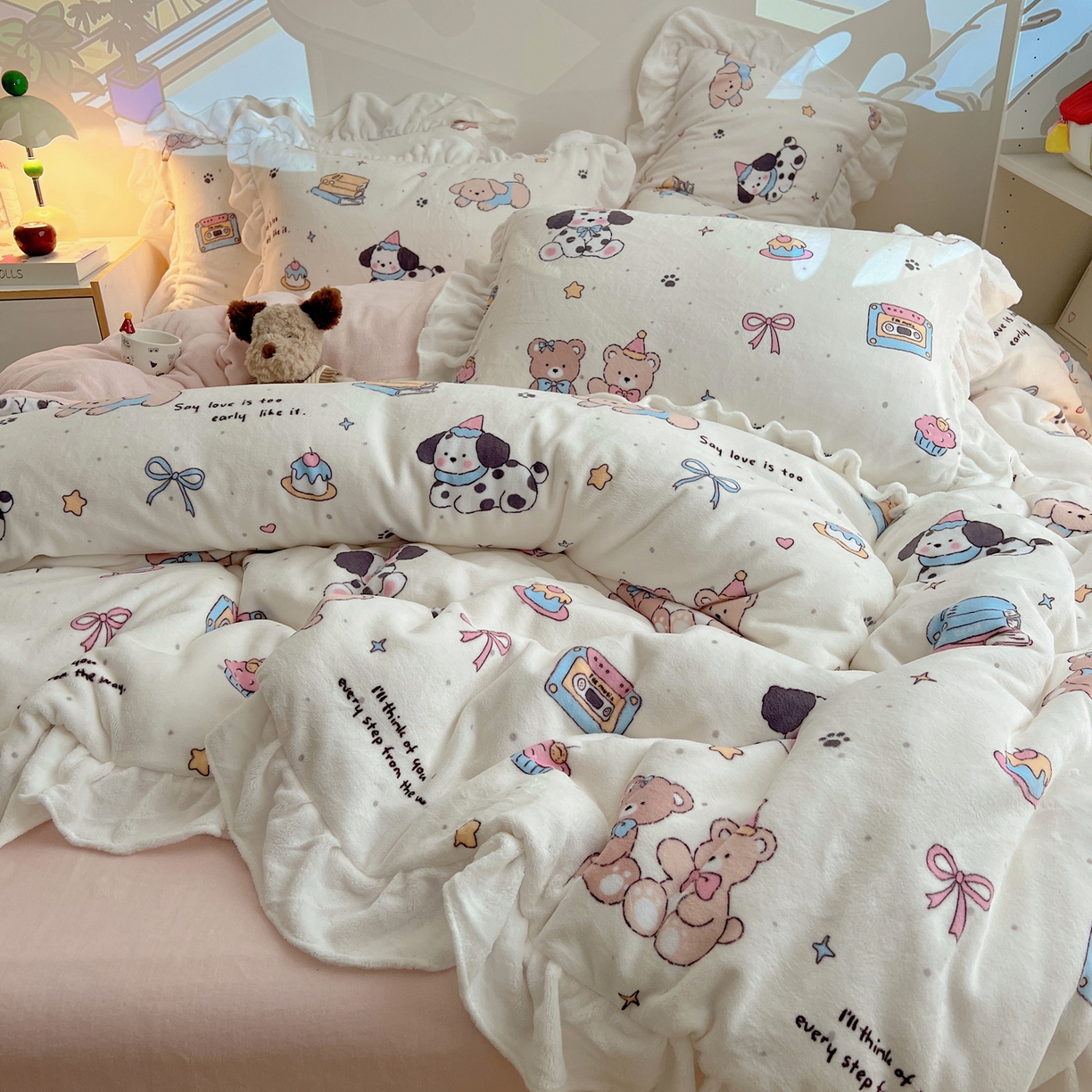 91家纺网 家纺一手货源 找家纺 六巷胡同 2025新款韩式博主风花边款INS卡通A类牛奶绒四件套（第一系） 花边磁带熊仔米