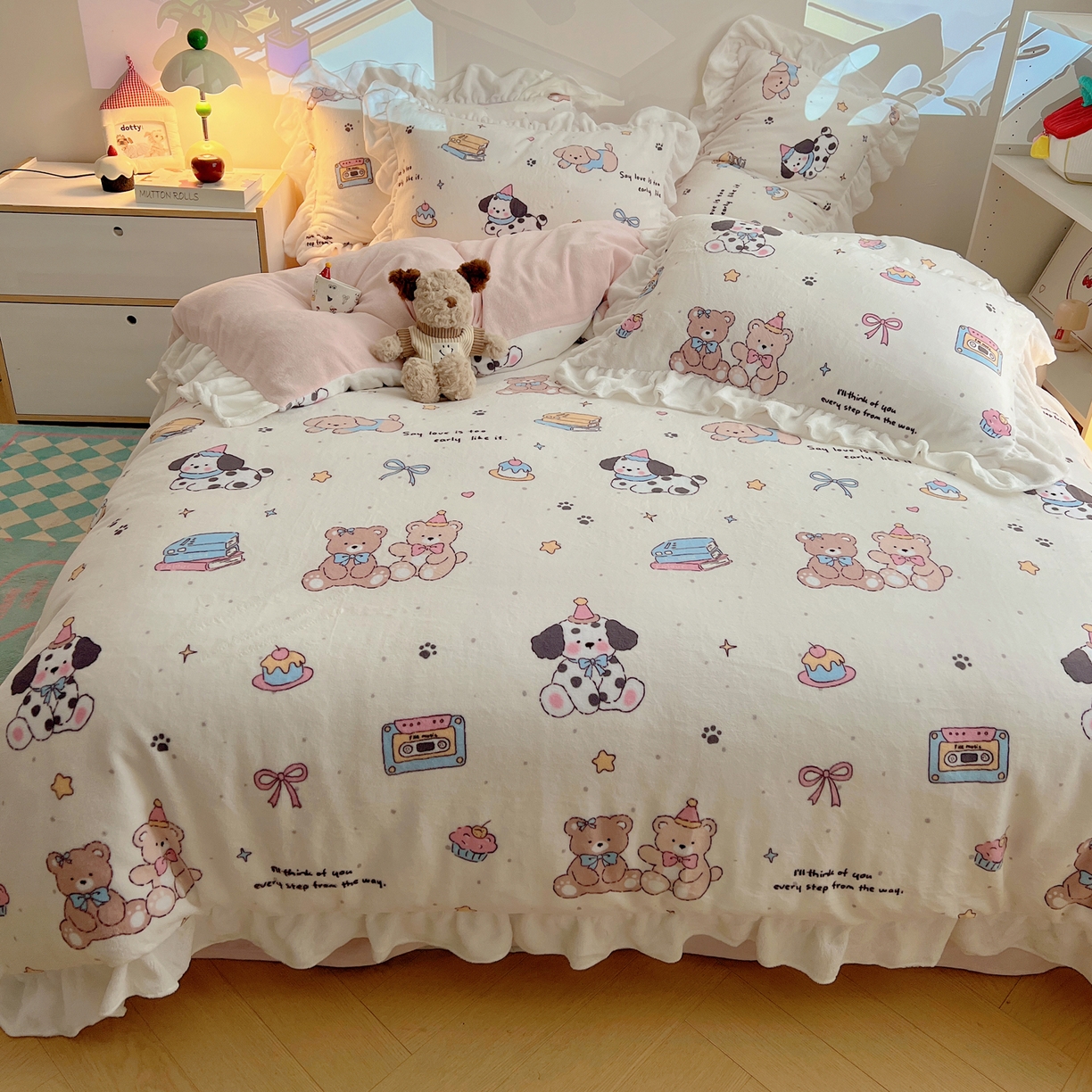 91家纺网 家纺一手货源 找家纺 六巷胡同 2025新款韩式博主风花边款INS卡通A类牛奶绒四件套（第一系） 花边磁带熊仔米