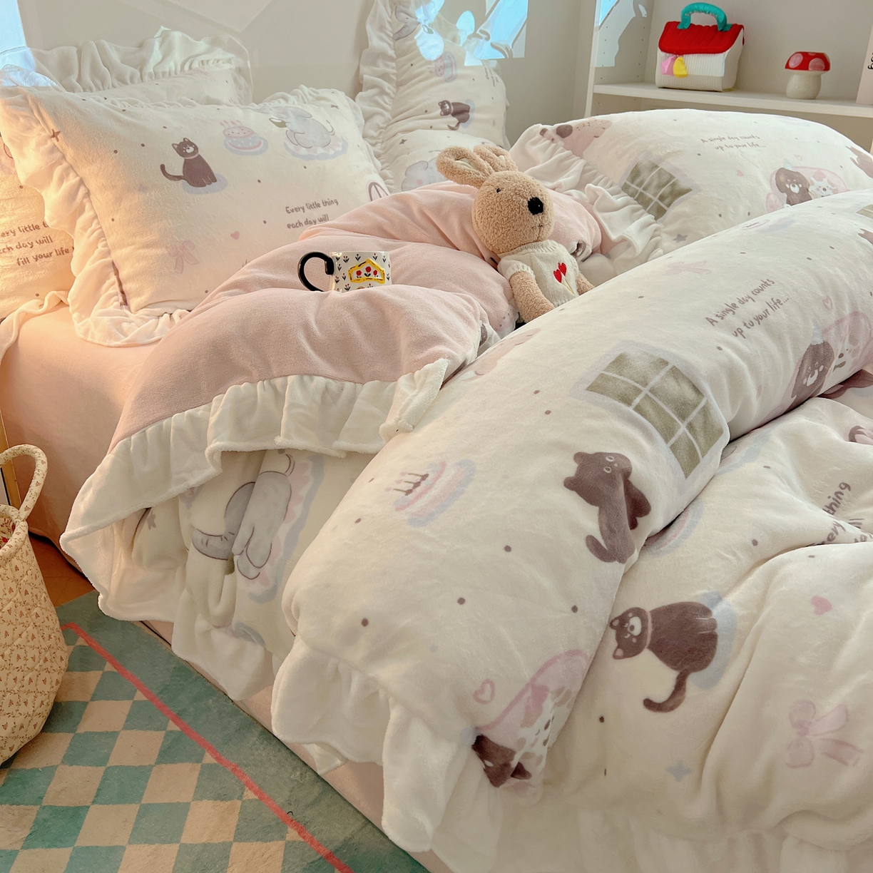 91家纺网 家纺一手货源 找家纺 六巷胡同 2025新款韩式博主风花边款INS卡通A类牛奶绒四件套（第一系） 花边萌象周末趴