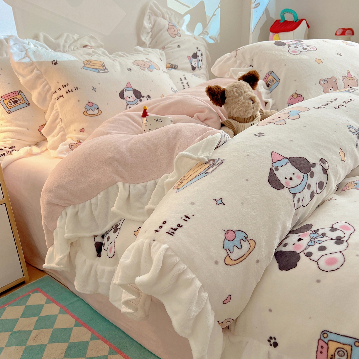 91家纺网 家纺一手货源 找家纺 六巷胡同 2025新款韩式博主风花边款INS卡通A类牛奶绒四件套（第一系） 花边磁带熊仔米