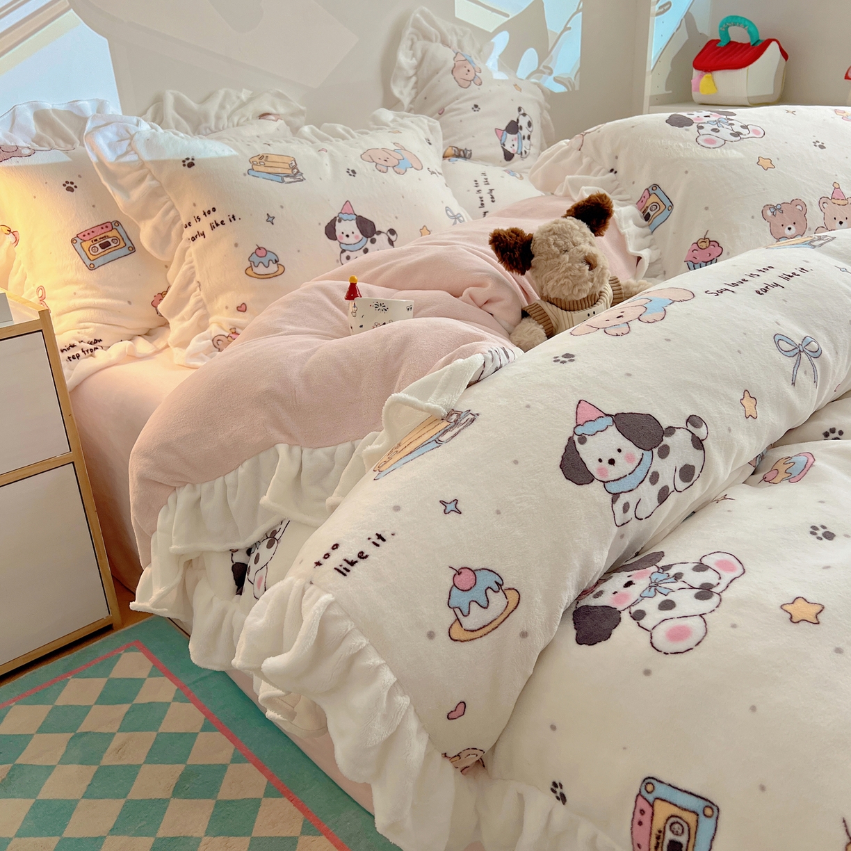 91家纺网 家纺一手货源 找家纺 六巷胡同 2025新款韩式博主风花边款INS卡通A类牛奶绒四件套（第一系） 花边磁带熊仔米