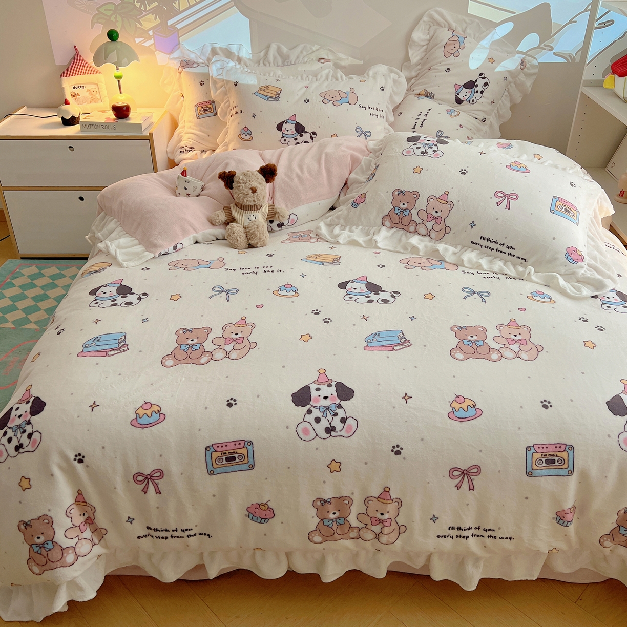 91家纺网 家纺一手货源 找家纺 六巷胡同 2025新款韩式博主风花边款INS卡通A类牛奶绒四件套（第一系） 花边磁带熊仔米