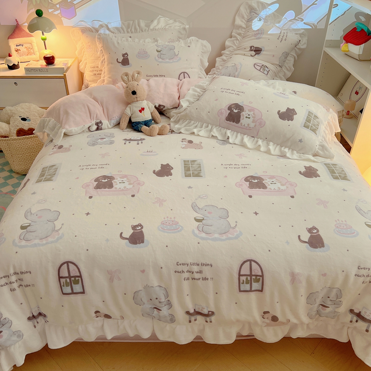 91家纺网 家纺一手货源 找家纺 六巷胡同 2025新款韩式博主风花边款INS卡通A类牛奶绒四件套（第一系） 花边萌象周末趴