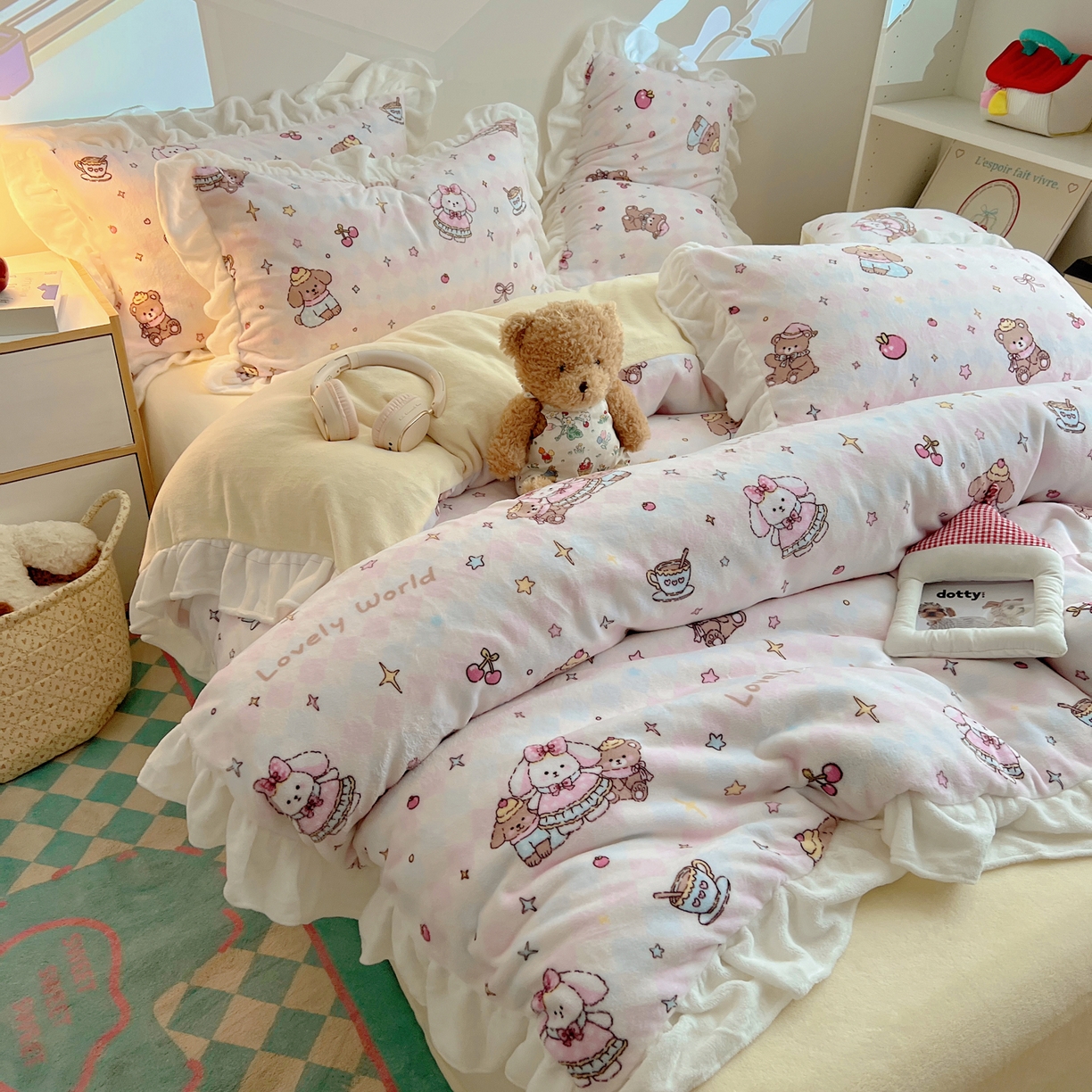 91家纺网 家纺一手货源 找家纺 六巷胡同 2025新款韩式博主风花边款INS卡通A类牛奶绒四件套（第一系） 花边星星宠物集