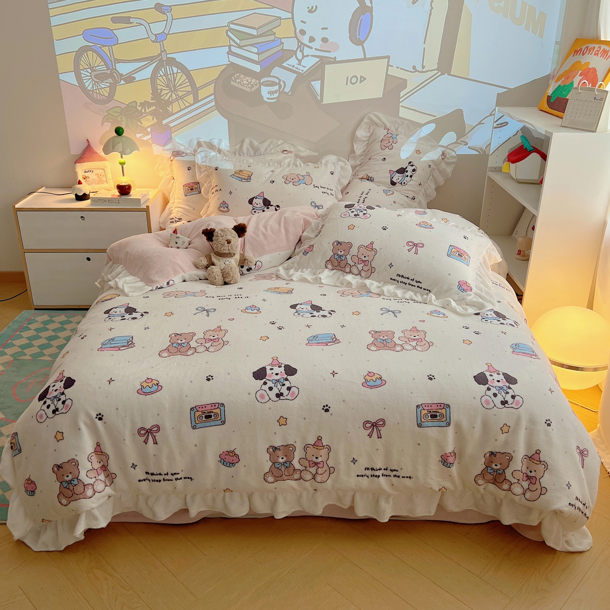 91家纺网 家纺一手货源 找家纺 六巷胡同 2025新款韩式博主风花边款INS卡通A类牛奶绒四件套（第一系） 花边磁带熊仔米