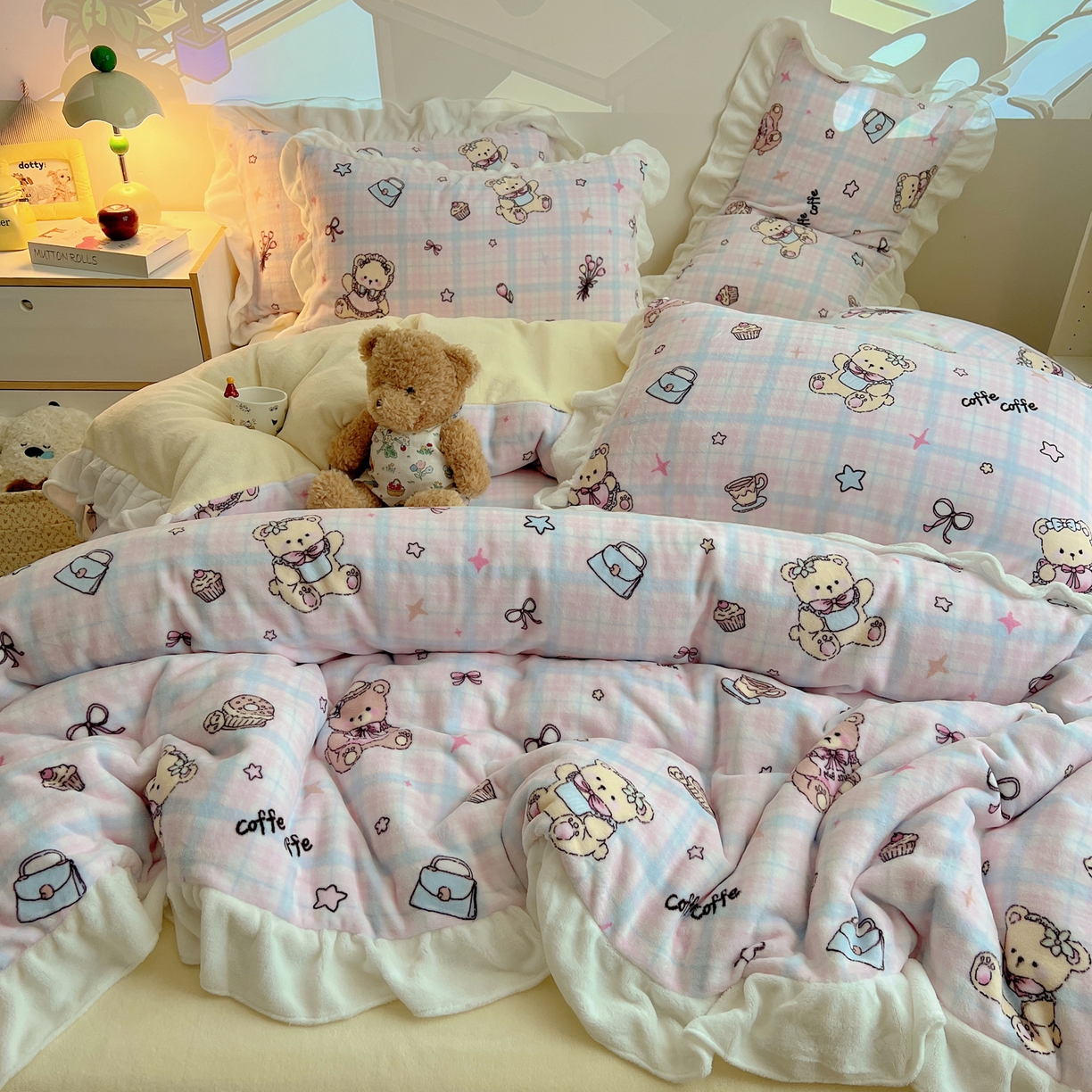 91家纺网 家纺一手货源 找家纺 六巷胡同 2025新款韩式博主风花边款INS卡通A类牛奶绒四件套（第一系） 花边熊友茶话会