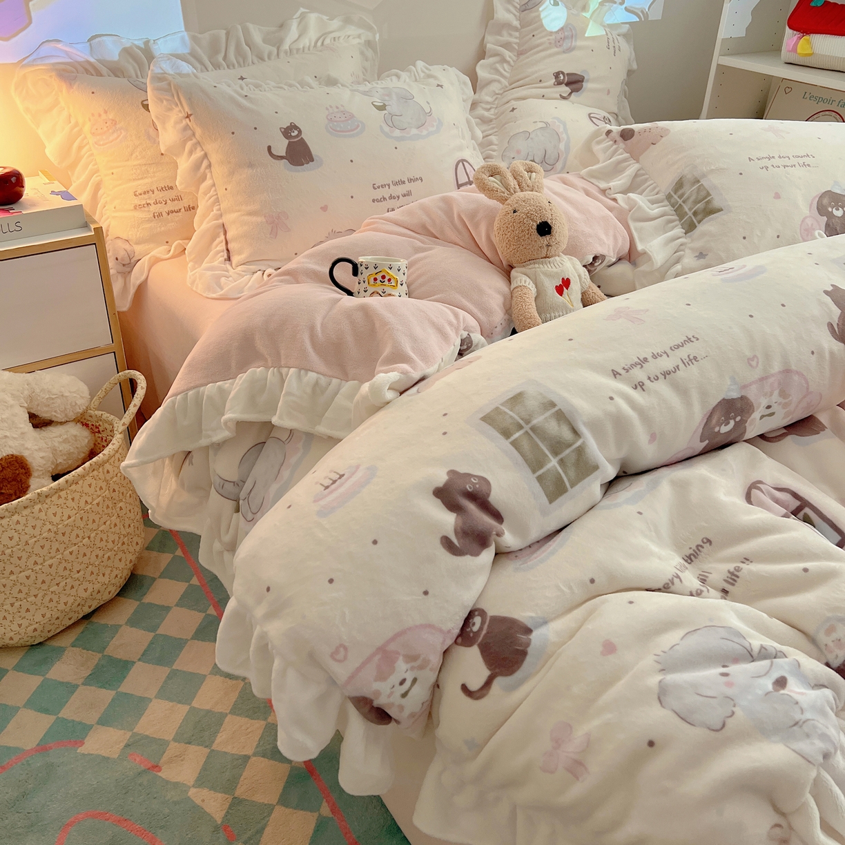 91家纺网 家纺一手货源 找家纺 六巷胡同 2025新款韩式博主风花边款INS卡通A类牛奶绒四件套（第一系） 花边萌象周末趴