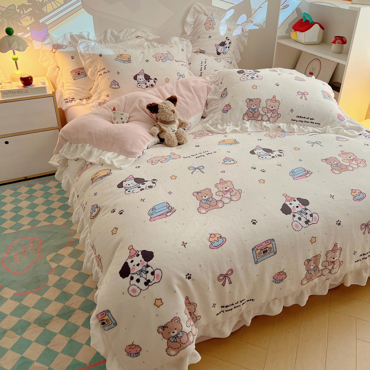 91家纺网 家纺一手货源 找家纺 六巷胡同 2025新款韩式博主风花边款INS卡通A类牛奶绒四件套（第一系） 花边磁带熊仔米