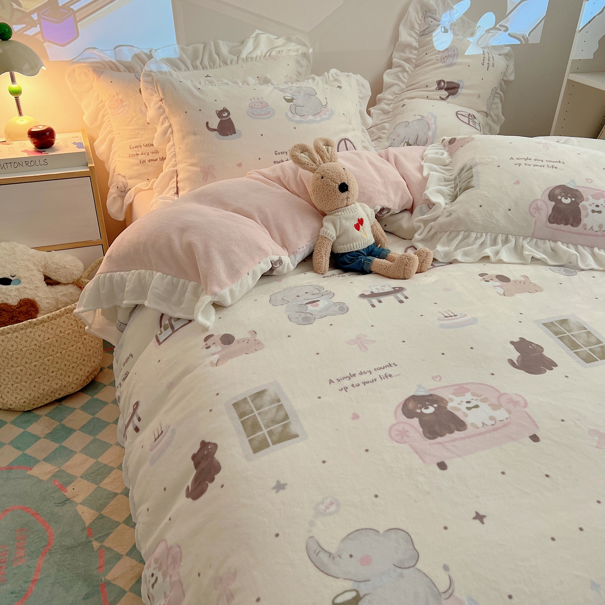 91家纺网 家纺一手货源 找家纺 六巷胡同 2025新款韩式博主风花边款INS卡通A类牛奶绒四件套（第一系） 花边萌象周末趴