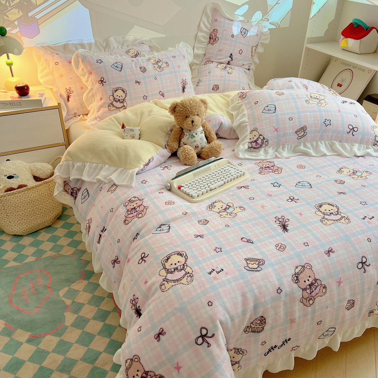 91家纺网 家纺一手货源 找家纺 六巷胡同 2025新款韩式博主风花边款INS卡通A类牛奶绒四件套（第一系） 花边熊友茶话会