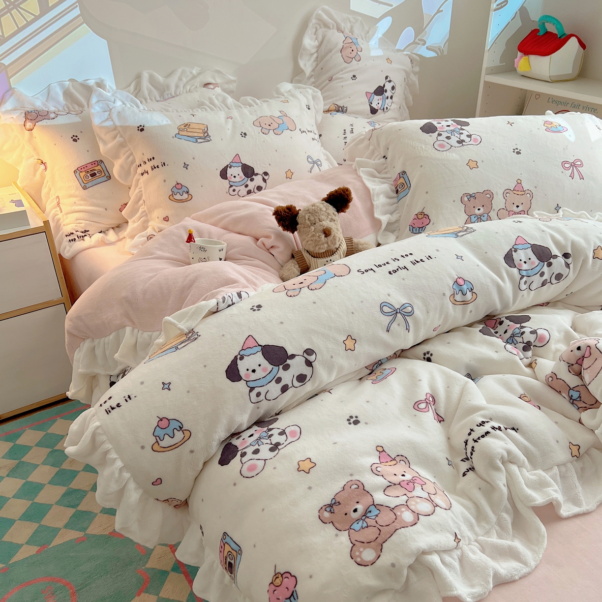 91家纺网 家纺一手货源 找家纺 六巷胡同 2025新款韩式博主风花边款INS卡通A类牛奶绒四件套（第一系） 花边磁带熊仔米