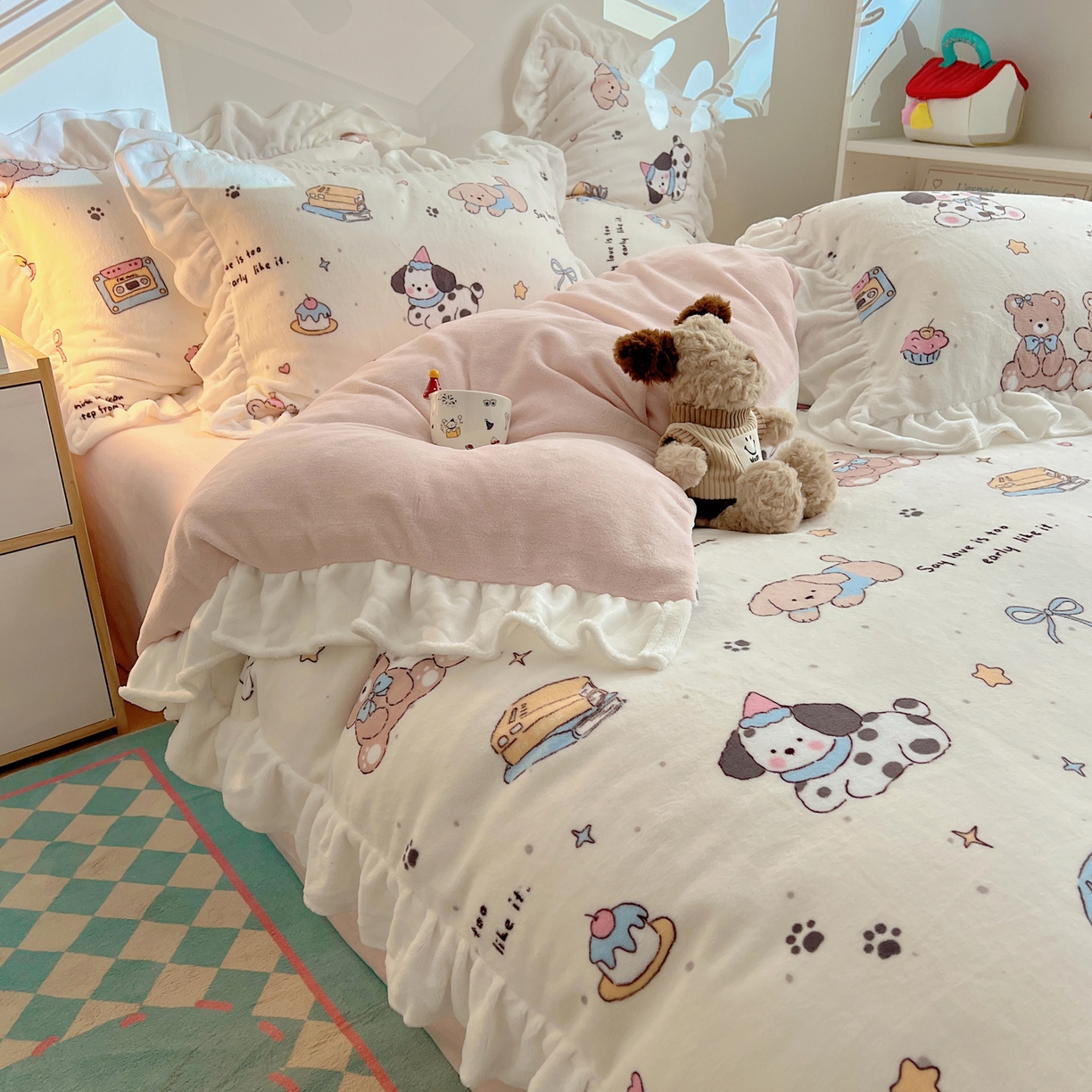 91家纺网 家纺一手货源 找家纺 六巷胡同 2025新款韩式博主风花边款INS卡通A类牛奶绒四件套（第一系） 花边磁带熊仔米