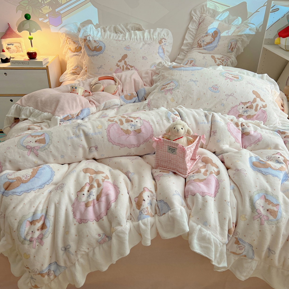 91家纺网 家纺一手货源 找家纺 （总）六巷胡同 2025新款韩式博主风花边款INS卡通A类牛奶绒四件套（第一系）