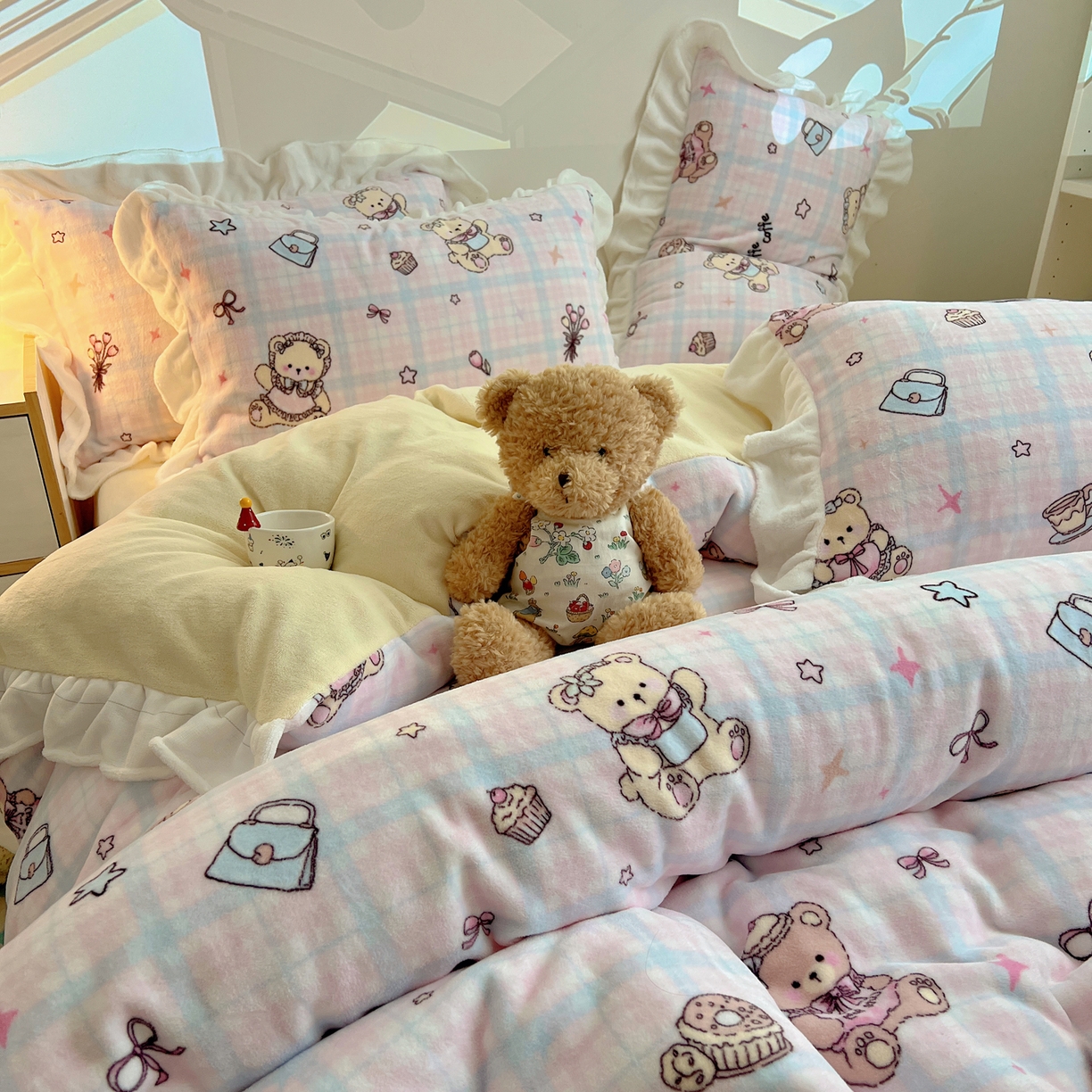 91家纺网 家纺一手货源 找家纺 六巷胡同 2025新款韩式博主风花边款INS卡通A类牛奶绒四件套（第一系） 花边熊友茶话会