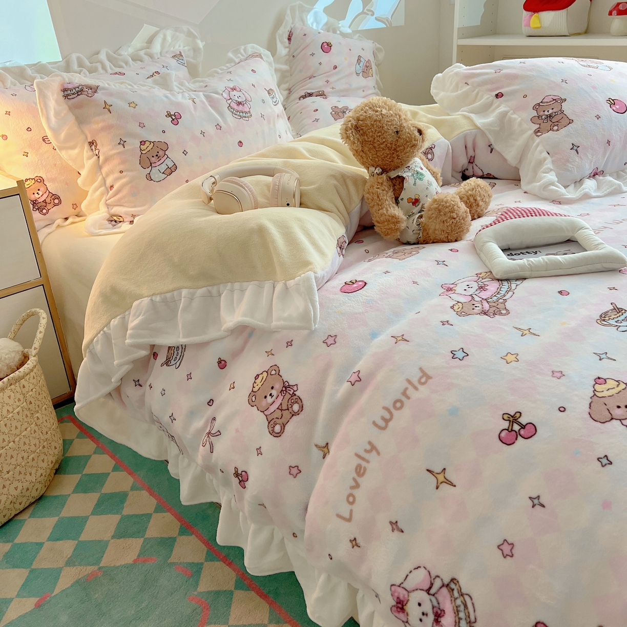 91家纺网 家纺一手货源 找家纺 六巷胡同 2025新款韩式博主风花边款INS卡通A类牛奶绒四件套（第一系） 花边星星宠物集