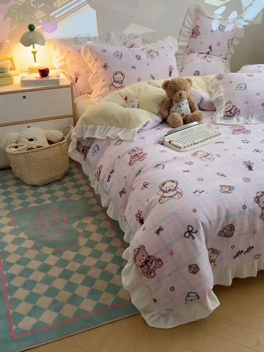 91家纺网 家纺一手货源 找家纺 六巷胡同 2025新款韩式博主风花边款INS卡通A类牛奶绒四件套（第一系） 花边熊友茶话会