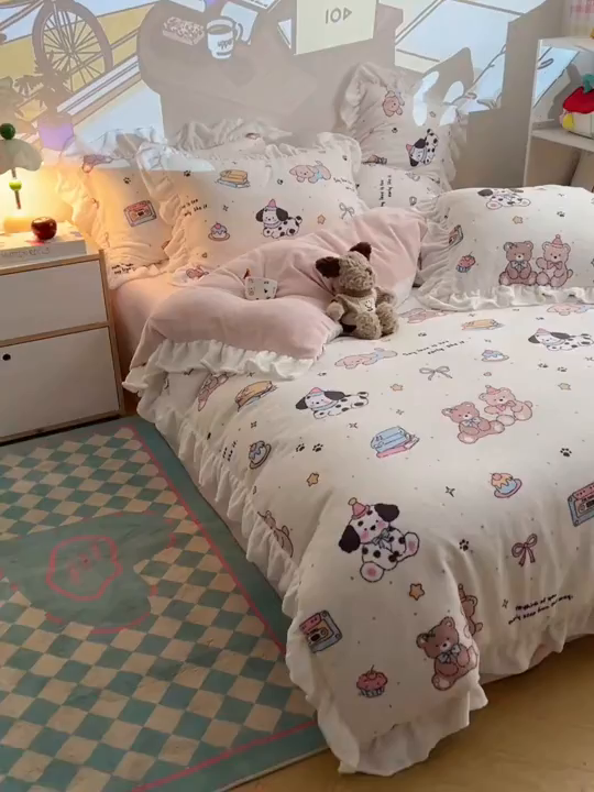 91家纺网 家纺一手货源 找家纺 六巷胡同 2025新款韩式博主风花边款INS卡通A类牛奶绒四件套（第一系） 花边磁带熊仔米