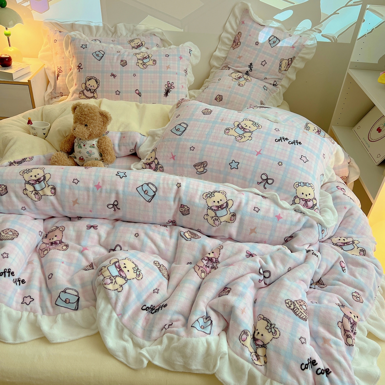 91家纺网 家纺一手货源 找家纺 六巷胡同 2025新款韩式博主风花边款INS卡通A类牛奶绒四件套（第一系） 花边熊友茶话会