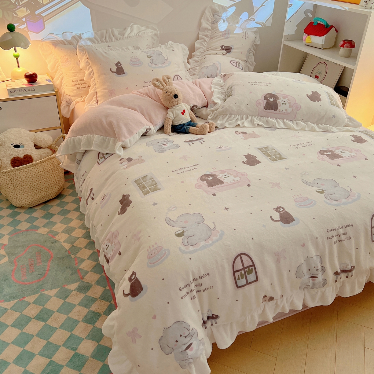 91家纺网 家纺一手货源 找家纺 六巷胡同 2025新款韩式博主风花边款INS卡通A类牛奶绒四件套（第一系） 花边萌象周末趴