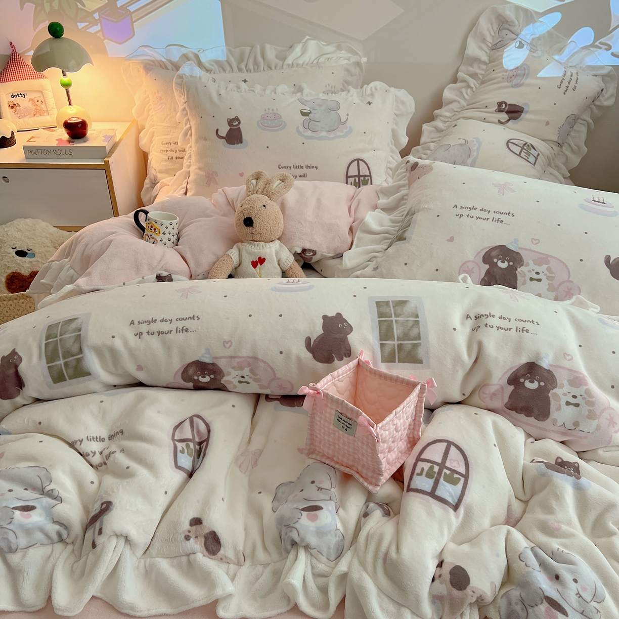 91家纺网 家纺一手货源 找家纺 六巷胡同 2025新款韩式博主风花边款INS卡通A类牛奶绒四件套（第一系） 花边萌象周末趴