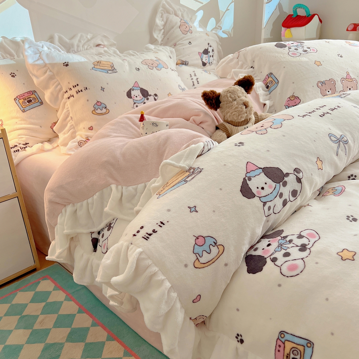 91家纺网 家纺一手货源 找家纺 六巷胡同 2025新款韩式博主风花边款INS卡通A类牛奶绒四件套（第一系） 花边磁带熊仔米