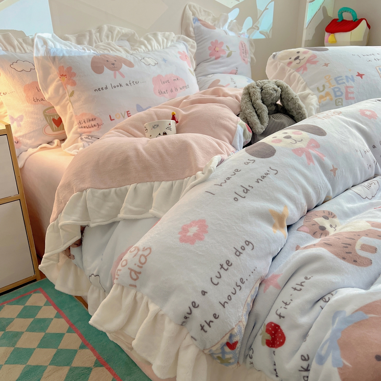 91家纺网 家纺一手货源 找家纺 六巷胡同 2025新款韩式博主风花边款INS卡通A类牛奶绒四件套（第一系） 花边猫狗小课堂