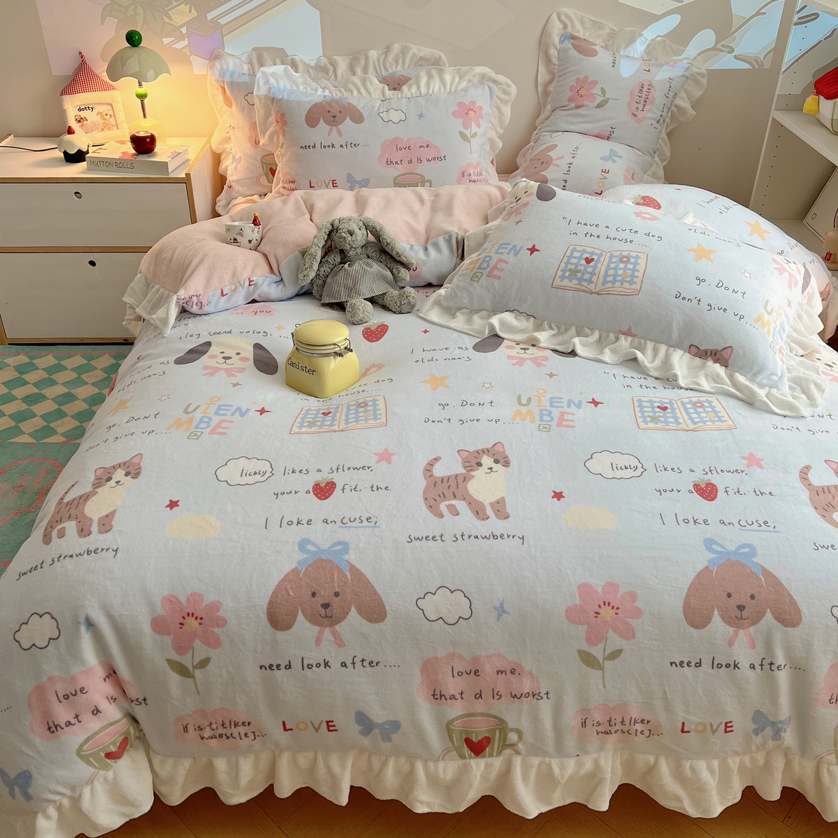 91家纺网 家纺一手货源 找家纺 六巷胡同 2025新款韩式博主风花边款INS卡通A类牛奶绒四件套（第一系） 花边猫狗小课堂