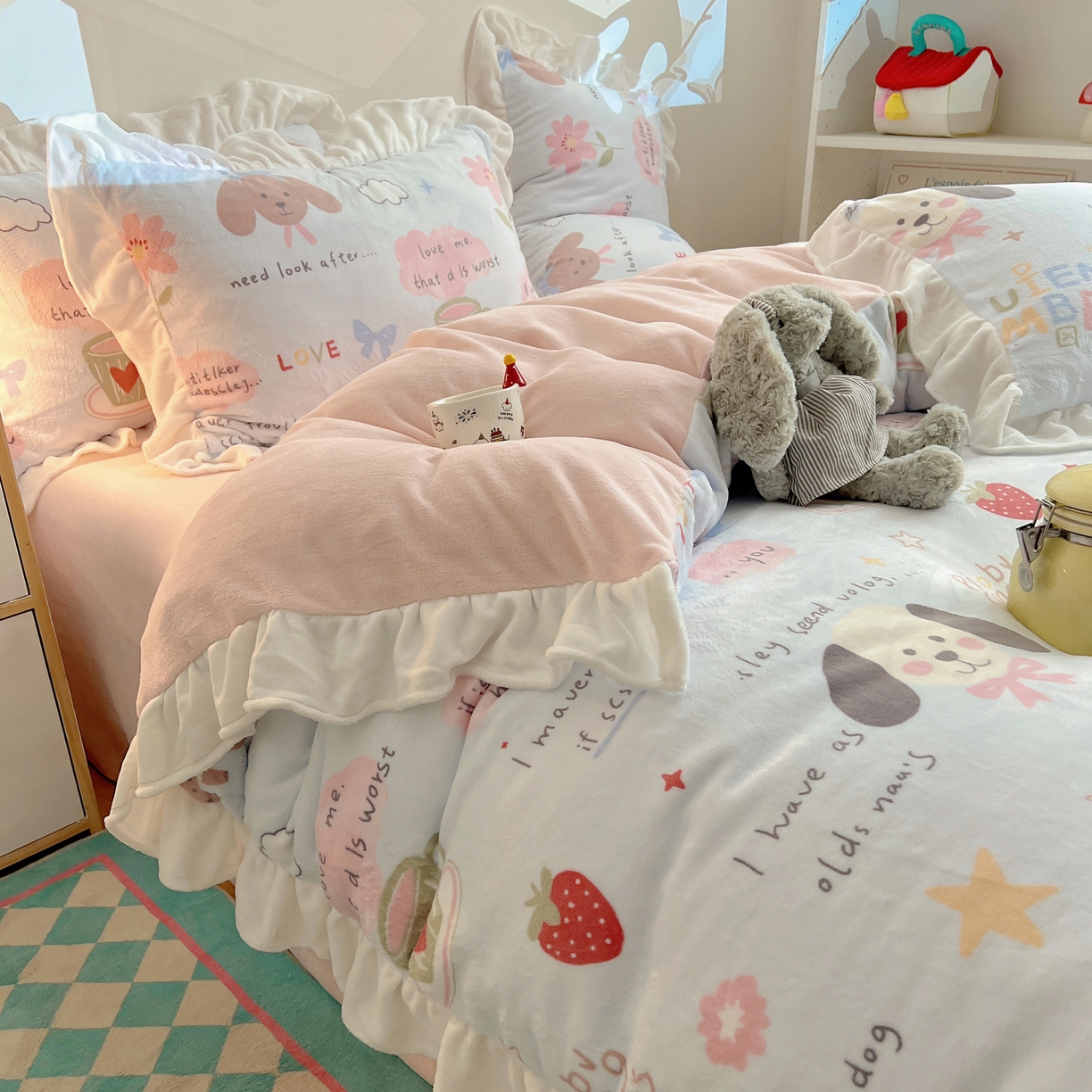 91家纺网 家纺一手货源 找家纺 六巷胡同 2025新款韩式博主风花边款INS卡通A类牛奶绒四件套（第一系） 花边猫狗小课堂