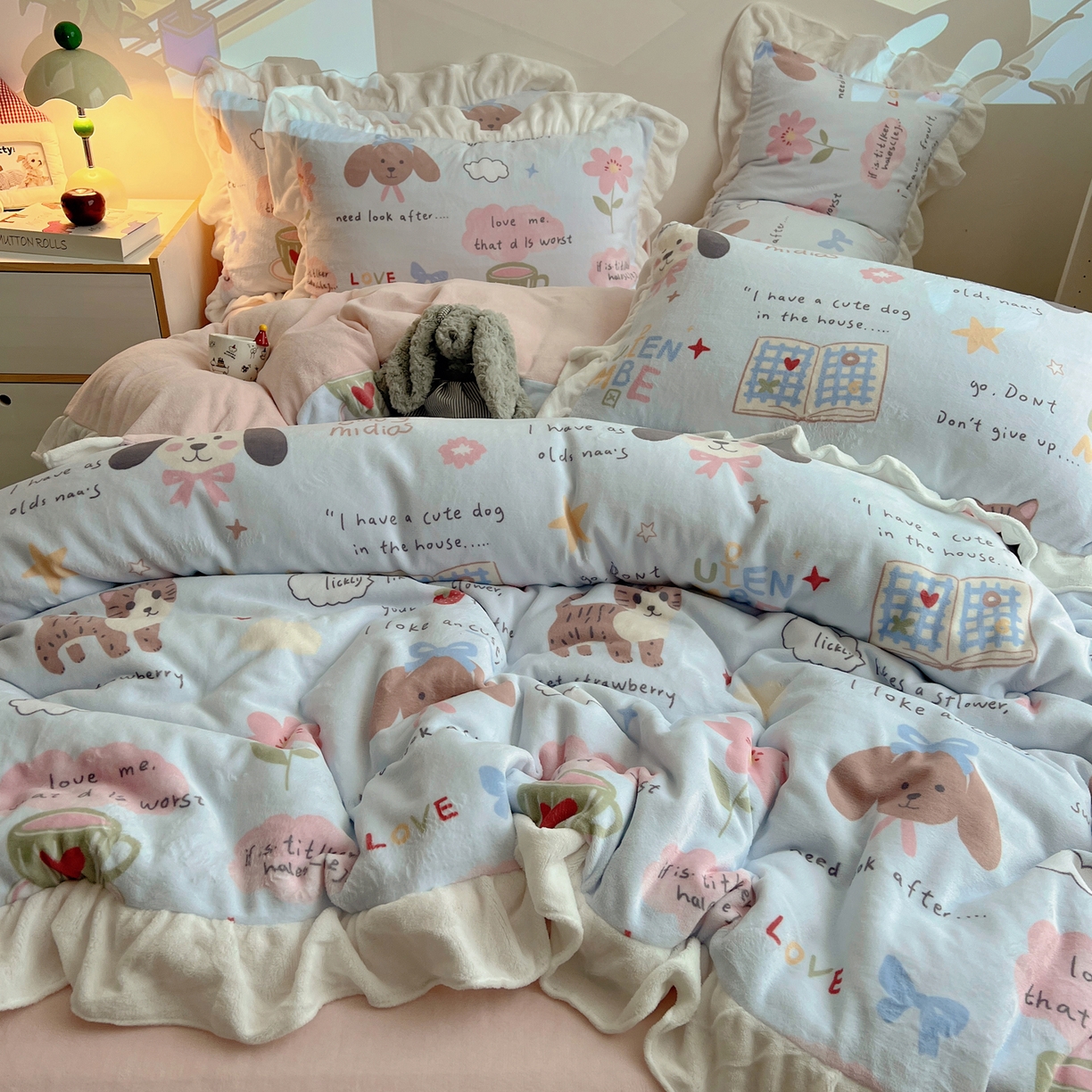 91家纺网 家纺一手货源 找家纺 六巷胡同 2025新款韩式博主风花边款INS卡通A类牛奶绒四件套（第一系） 花边猫狗小课堂