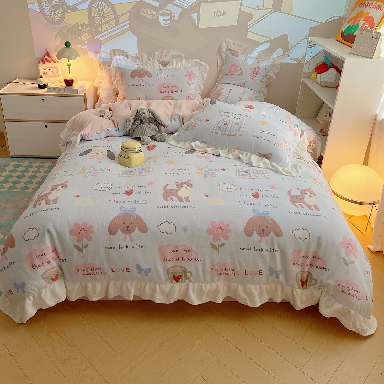 91家纺网 家纺一手货源 找家纺 六巷胡同 2025新款韩式博主风花边款INS卡通A类牛奶绒四件套（第一系） 花边猫狗小课堂