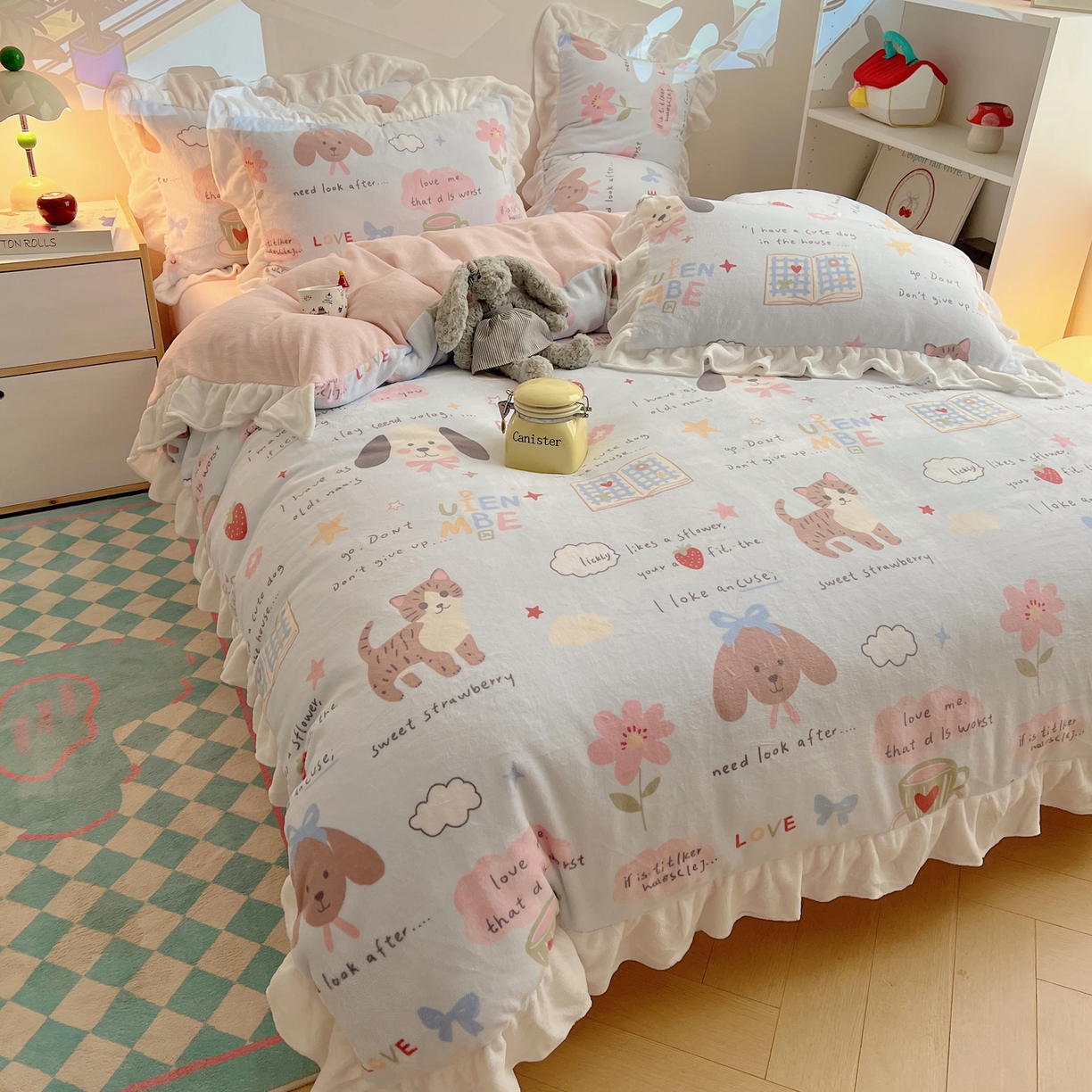 91家纺网 家纺一手货源 找家纺 六巷胡同 2025新款韩式博主风花边款INS卡通A类牛奶绒四件套（第一系） 花边猫狗小课堂