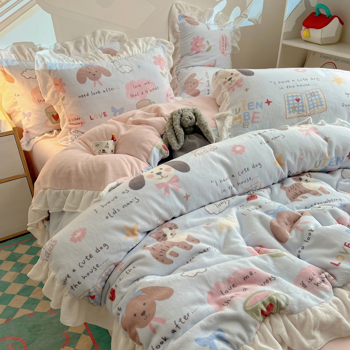 91家纺网 家纺一手货源 找家纺 六巷胡同 2025新款韩式博主风花边款INS卡通A类牛奶绒四件套（第一系） 花边猫狗小课堂