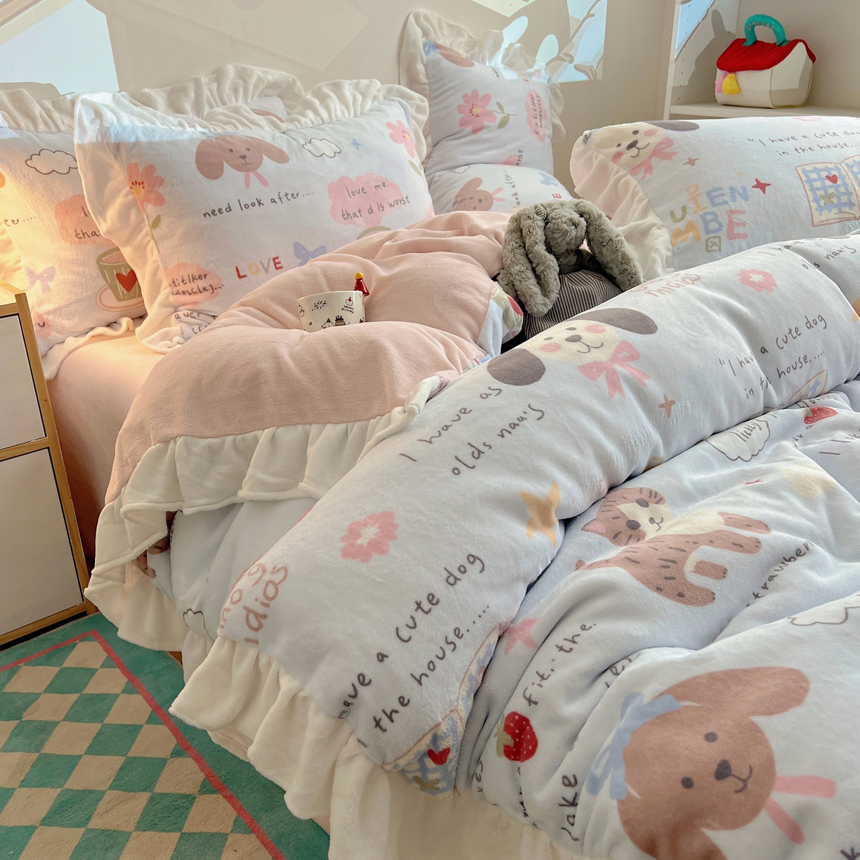 91家纺网 家纺一手货源 找家纺 六巷胡同 2025新款韩式博主风花边款INS卡通A类牛奶绒四件套（第一系） 花边猫狗小课堂