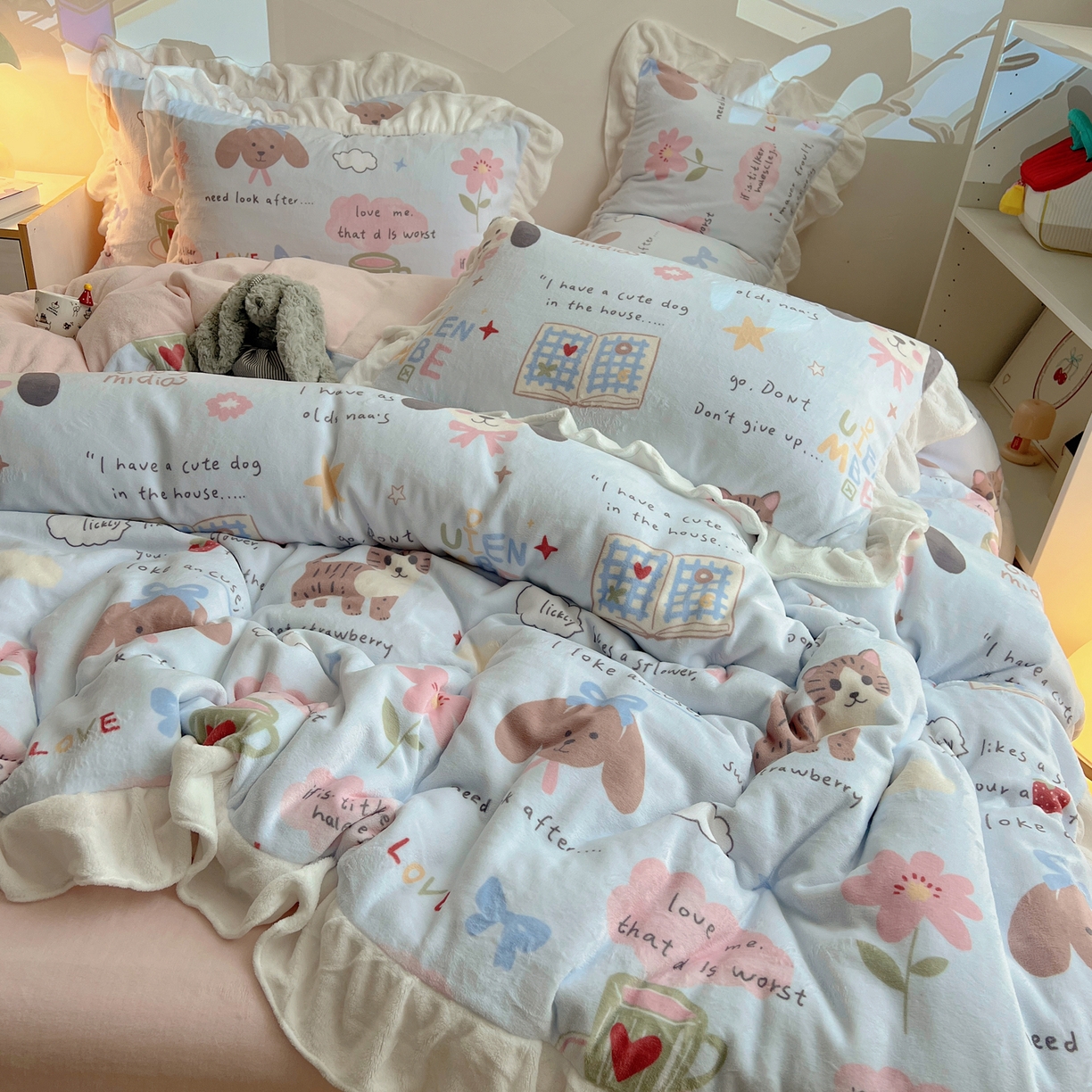 91家纺网 家纺一手货源 找家纺 六巷胡同 2025新款韩式博主风花边款INS卡通A类牛奶绒四件套（第一系） 花边猫狗小课堂